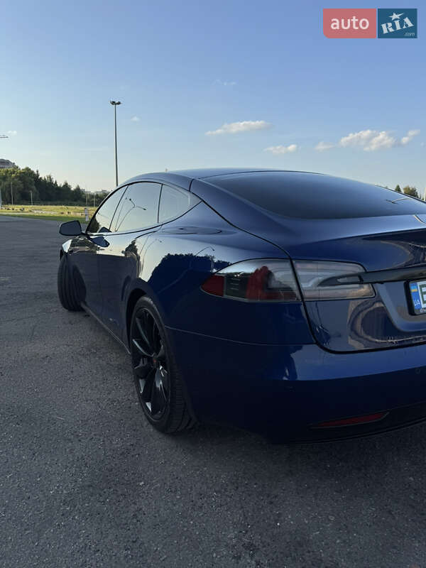 Лифтбек Tesla Model S 2016 в Львове