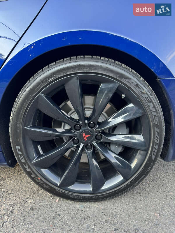 Лифтбек Tesla Model S 2016 в Львове