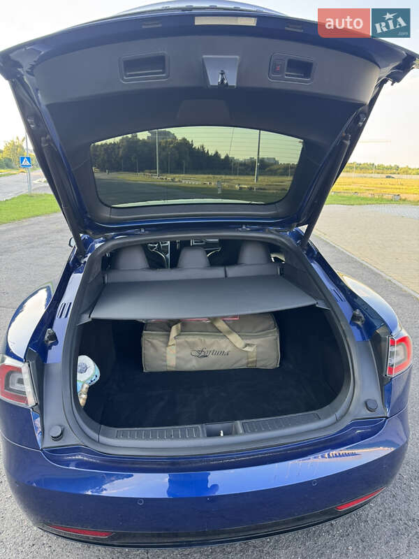 Лифтбек Tesla Model S 2016 в Львове