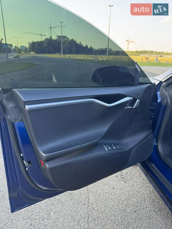 Лифтбек Tesla Model S 2016 в Львове