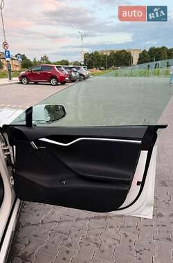 Ліфтбек Tesla Model S 2014 в 
