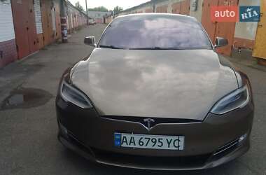 Лифтбек Tesla Model S 2015 в 