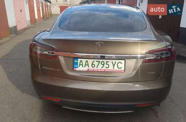 Лифтбек Tesla Model S 2015 в 