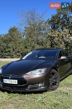 Лифтбек Tesla Model S 2013 в 