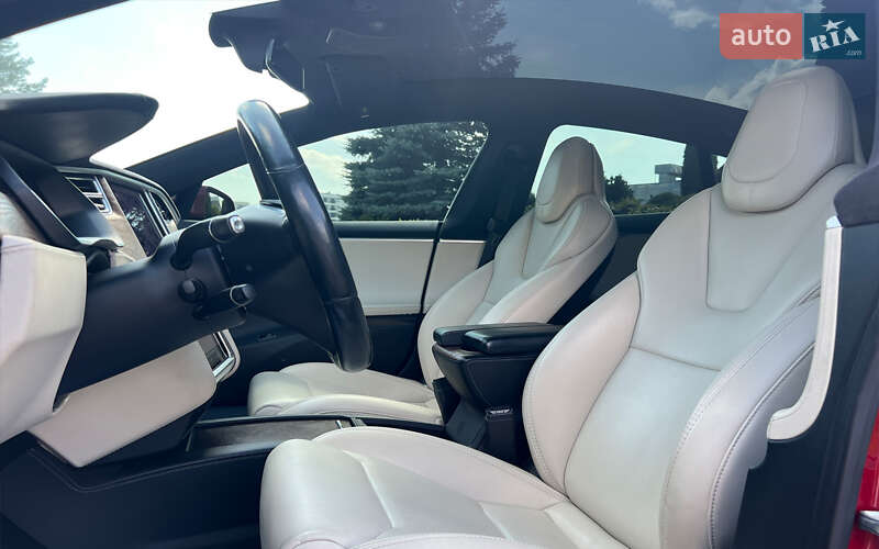 Лифтбек Tesla Model S 2016 в Львове