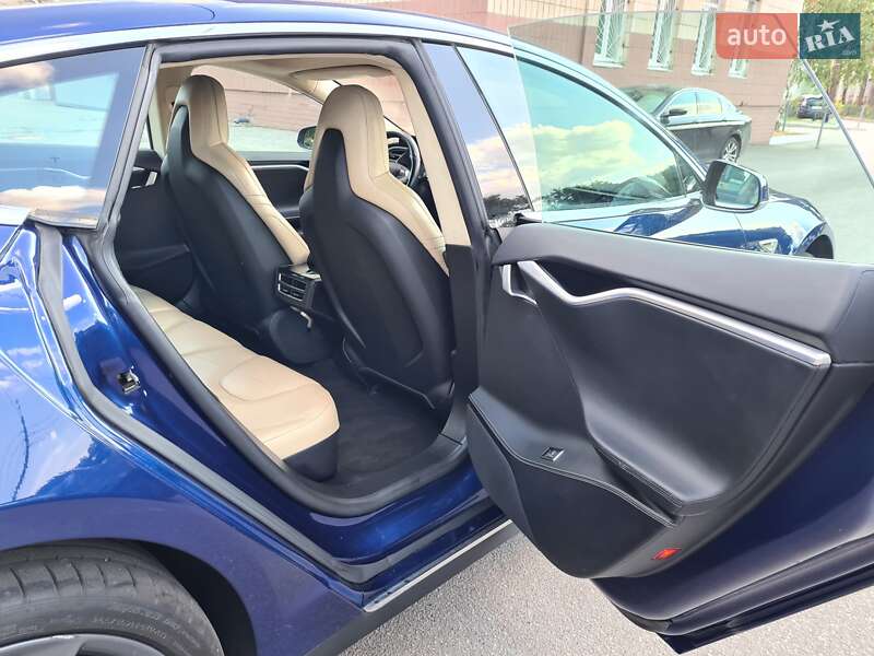 Лифтбек Tesla Model S 2016 в Киеве