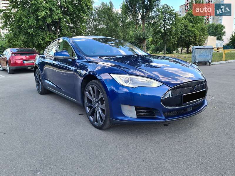 Лифтбек Tesla Model S 2016 в Киеве