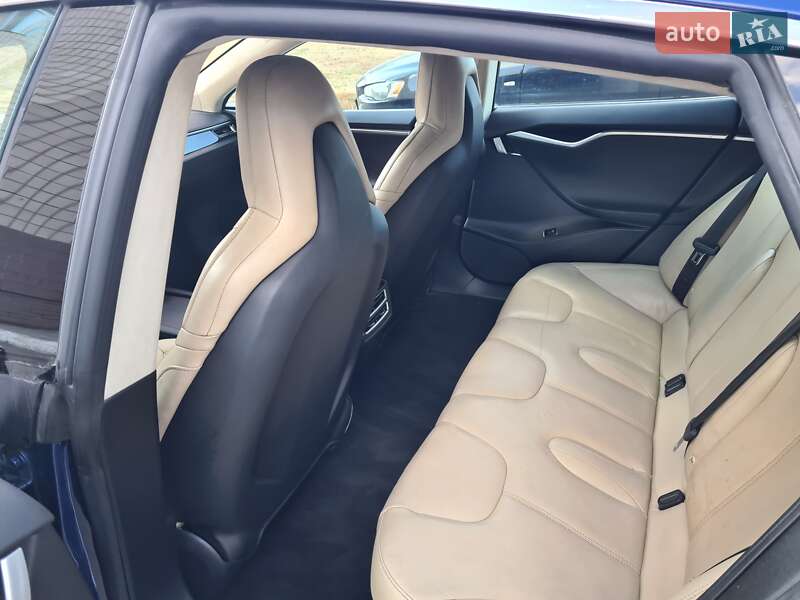 Лифтбек Tesla Model S 2016 в Киеве