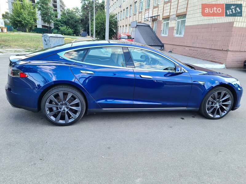Лифтбек Tesla Model S 2016 в Киеве