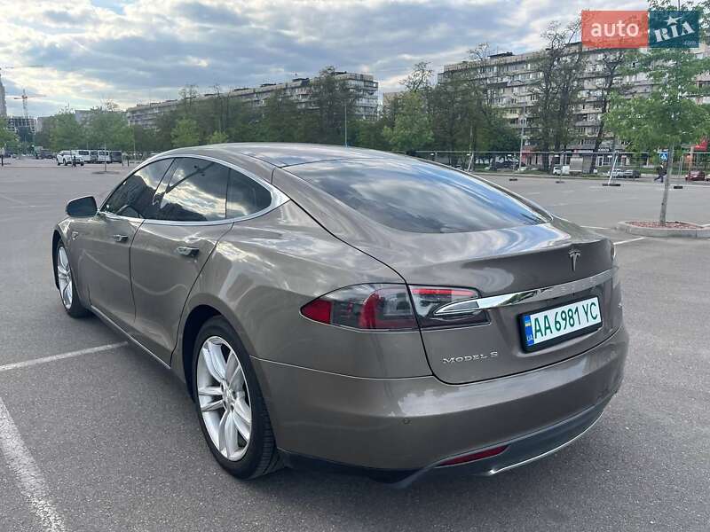 Лифтбек Tesla Model S 2015 в Киеве