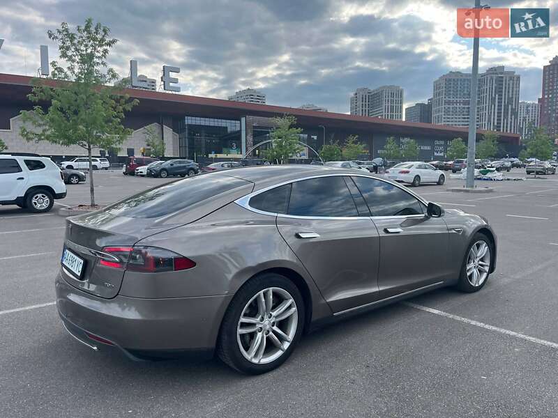 Лифтбек Tesla Model S 2015 в Киеве