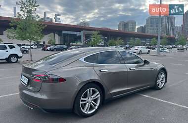 Лифтбек Tesla Model S 2015 в 