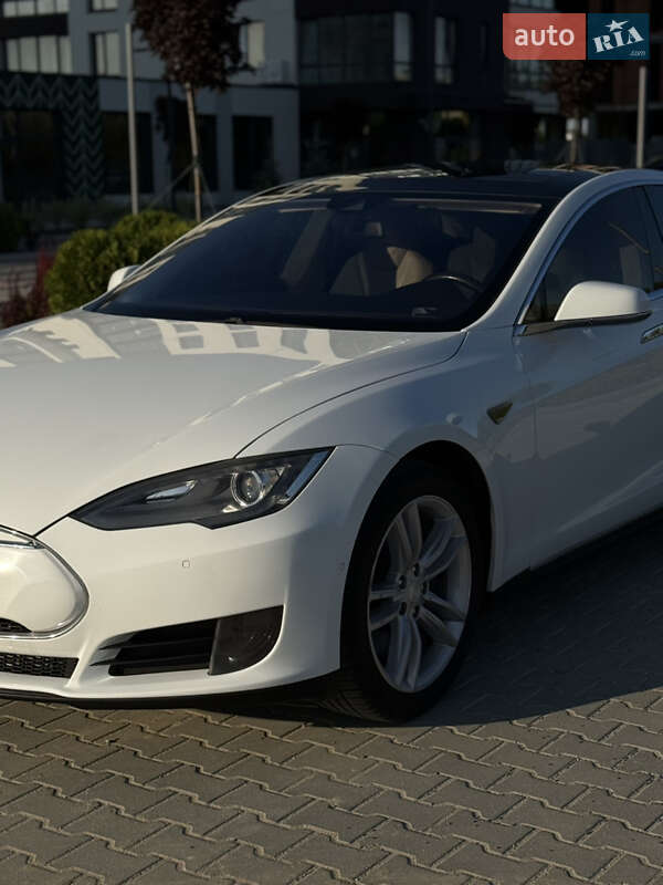 Лифтбек Tesla Model S 2015 в Львове