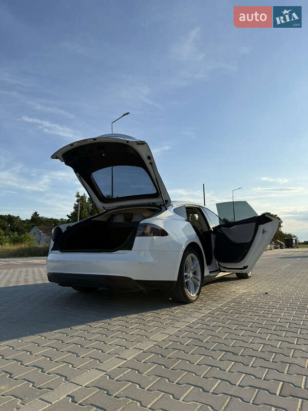Лифтбек Tesla Model S 2015 в Львове