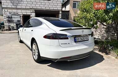 Лифтбек Tesla Model S 2014 в 