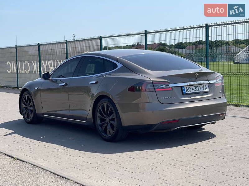 Лифтбек Tesla Model S 2015 в Ужгороде