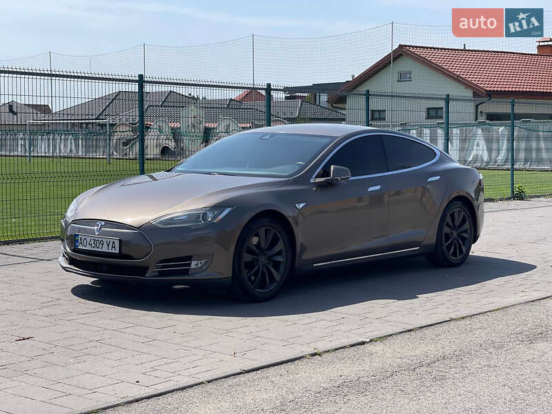 Лифтбек Tesla Model S 2015 в Ужгороде