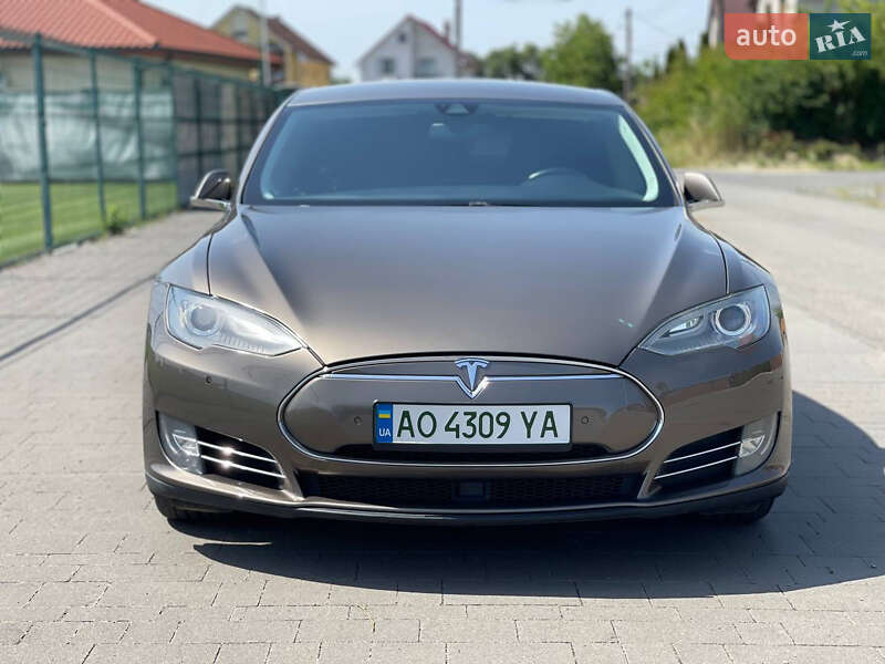 Лифтбек Tesla Model S 2015 в Ужгороде
