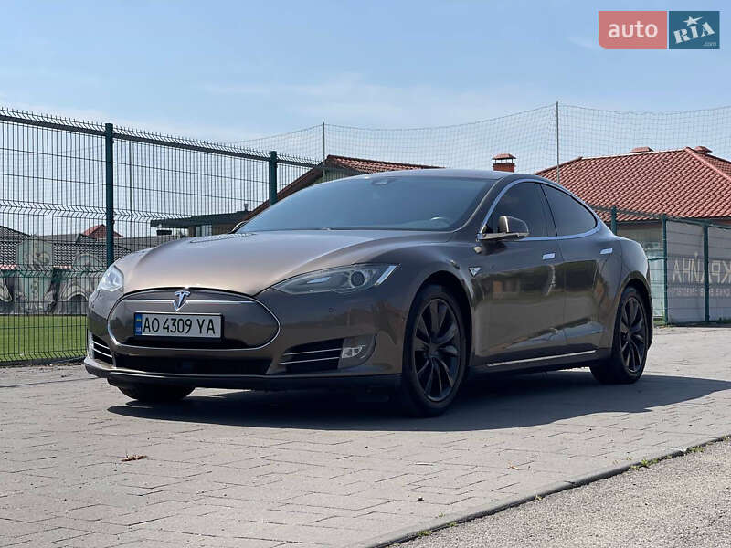 Лифтбек Tesla Model S 2015 в Ужгороде