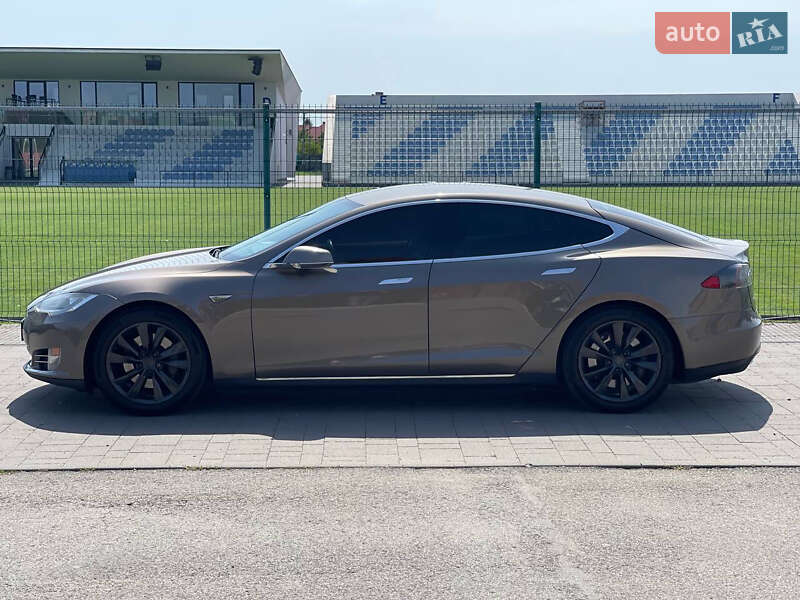 Лифтбек Tesla Model S 2015 в Ужгороде