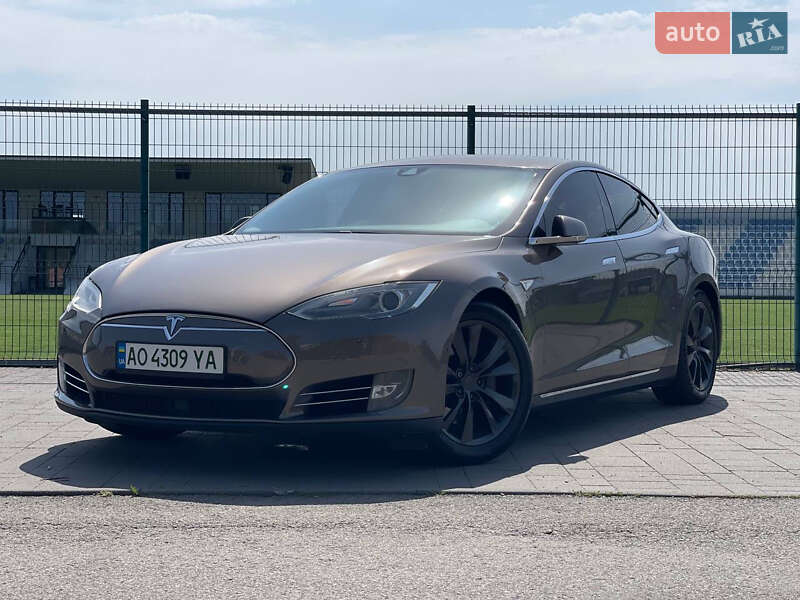 Лифтбек Tesla Model S 2015 в Ужгороде