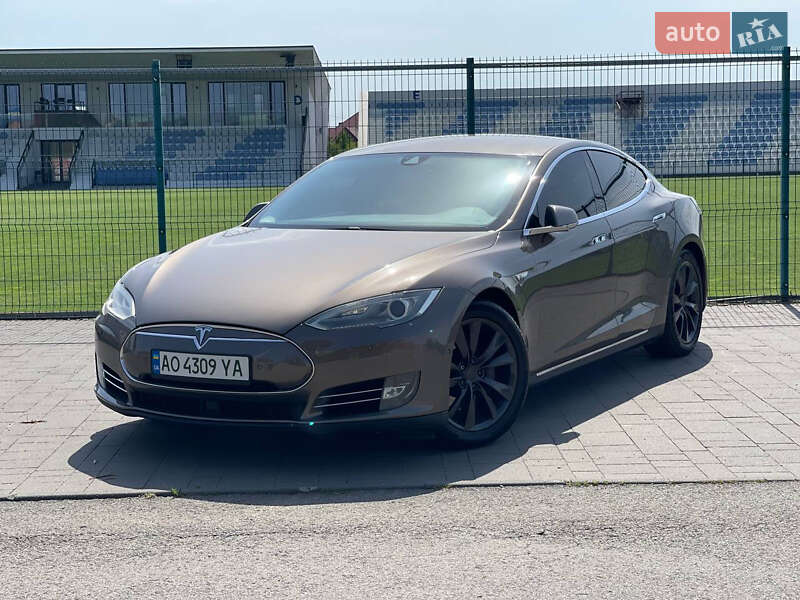 Лифтбек Tesla Model S 2015 в Ужгороде