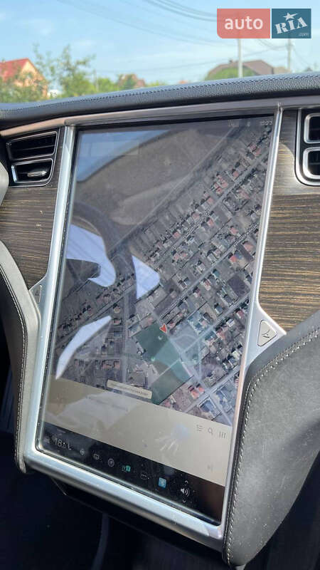 Лифтбек Tesla Model S 2015 в Ужгороде