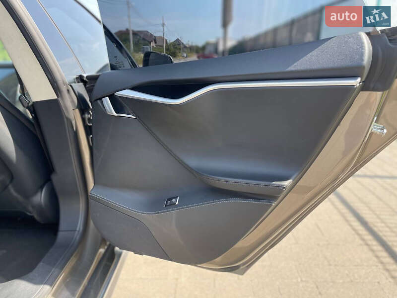 Лифтбек Tesla Model S 2015 в Ужгороде