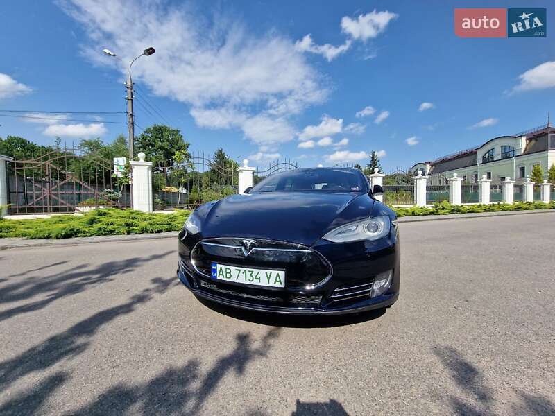 Лифтбек Tesla Model S 2015 в Виннице