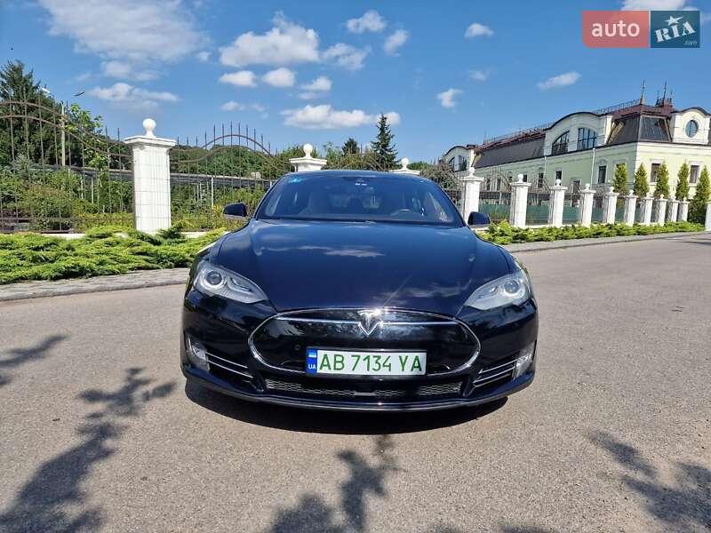 Лифтбек Tesla Model S 2015 в Виннице