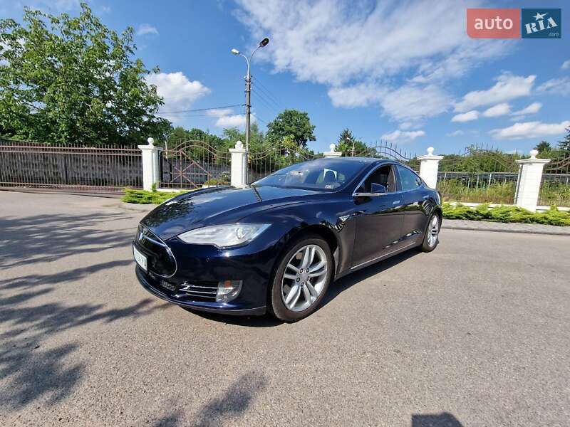 Лифтбек Tesla Model S 2015 в Виннице