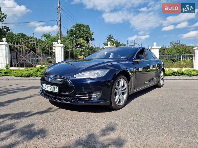 Лифтбек Tesla Model S 2015 в Виннице