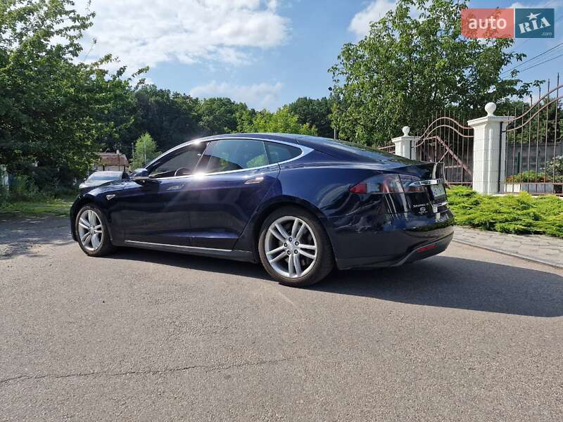 Лифтбек Tesla Model S 2015 в Виннице