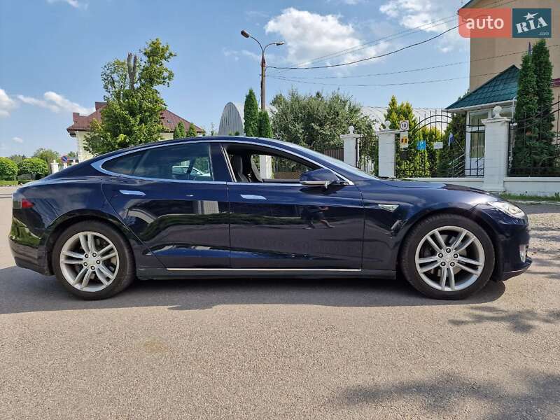 Лифтбек Tesla Model S 2015 в Виннице