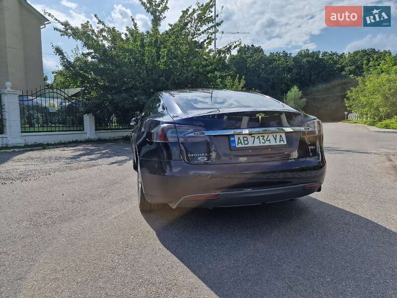 Лифтбек Tesla Model S 2015 в Виннице