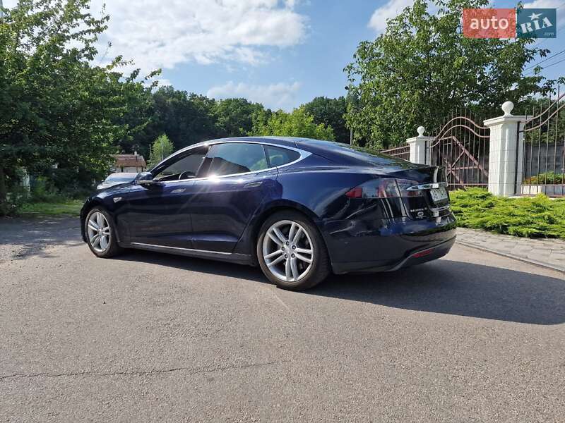 Лифтбек Tesla Model S 2015 в Виннице