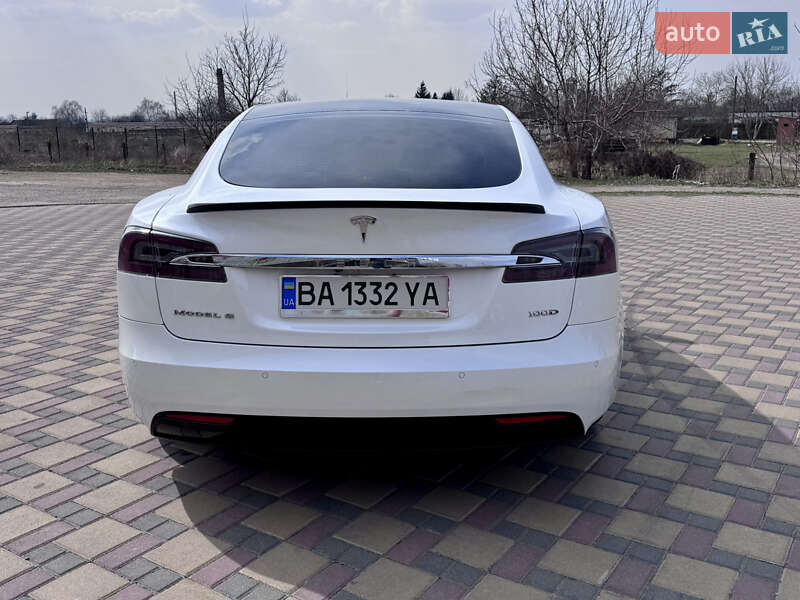Лифтбек Tesla Model S 2017 в Гайсине