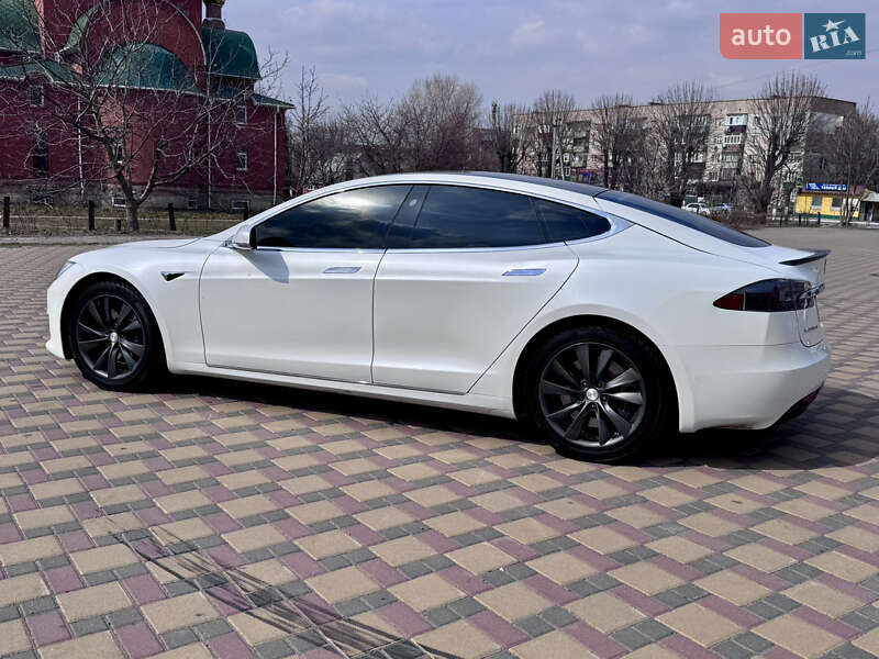 Ліфтбек Tesla Model S 2017 в Гайсину