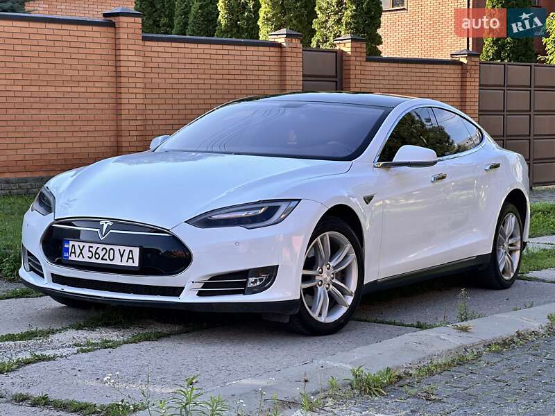 Лифтбек Tesla Model S 2014 в 