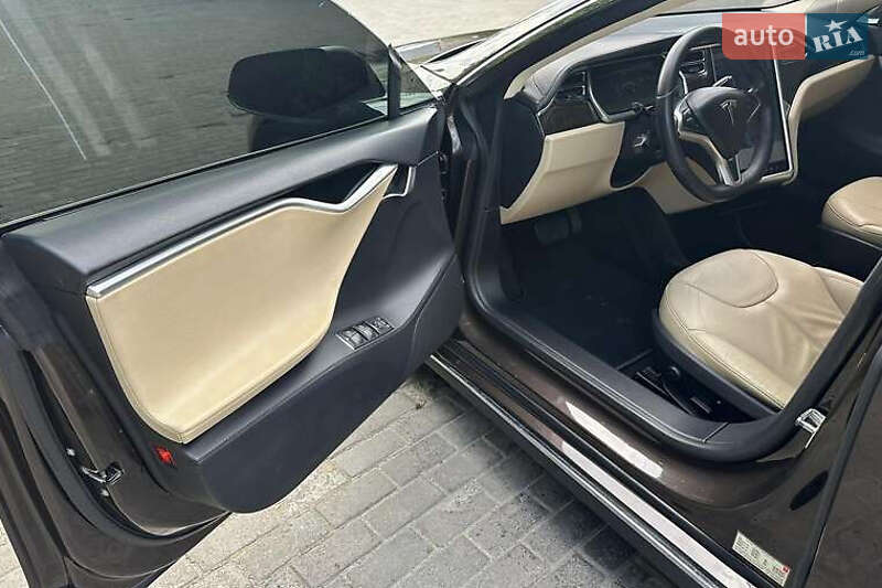 Лифтбек Tesla Model S 2013 в Львове