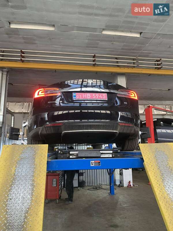 Ліфтбек Tesla Model S 2013 в Львові