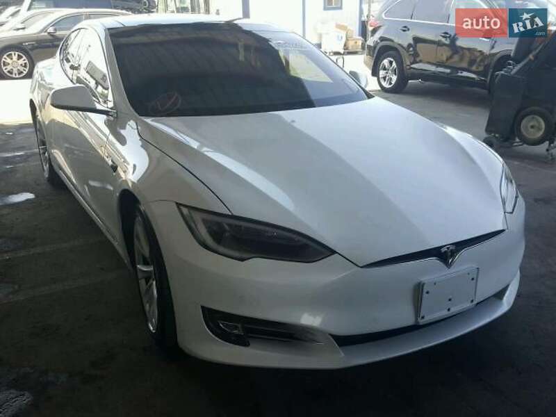 Лифтбек Tesla Model S 2017 в Ивано-Франковске