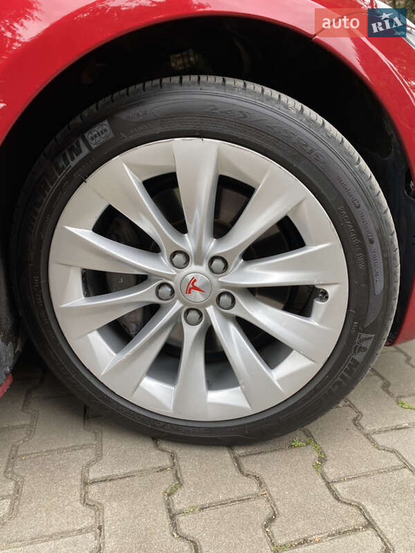 Лифтбек Tesla Model S 2016 в Луцке