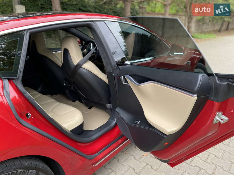 Лифтбек Tesla Model S 2016 в Луцке