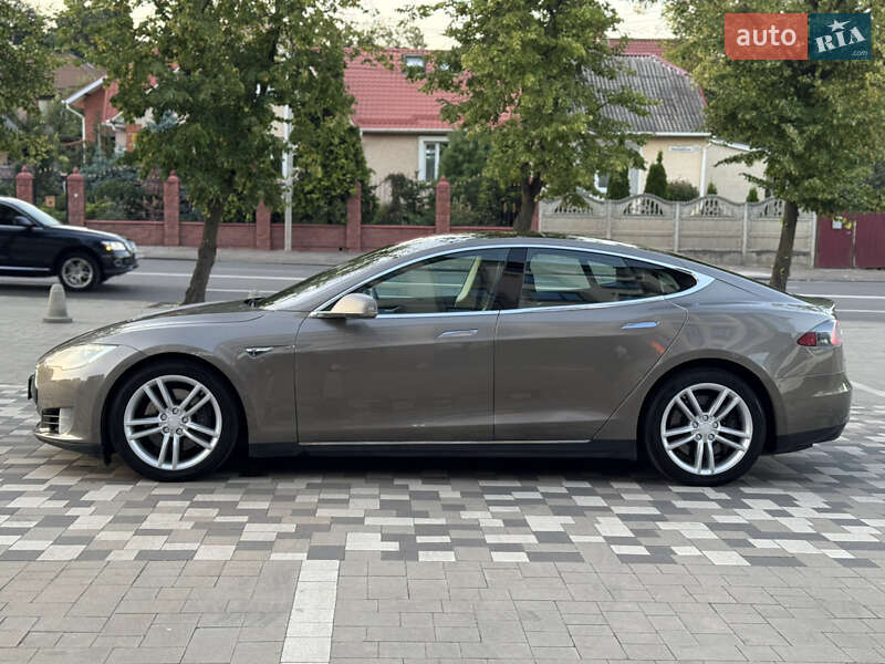 Лифтбек Tesla Model S 2015 в Ровно