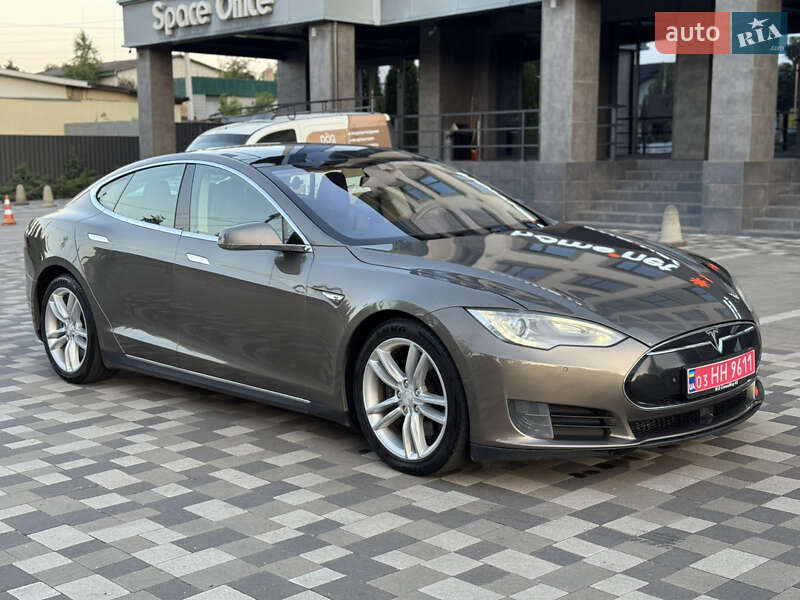 Лифтбек Tesla Model S 2015 в Ровно