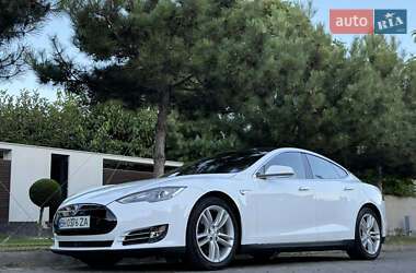 Лифтбек Tesla Model S 2015 в 