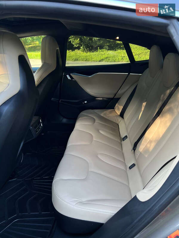 Лифтбек Tesla Model S 2015 в Ровно
