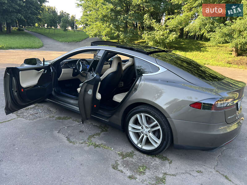 Лифтбек Tesla Model S 2015 в Ровно
