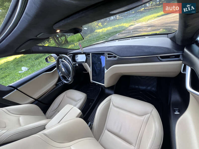 Лифтбек Tesla Model S 2015 в Ровно